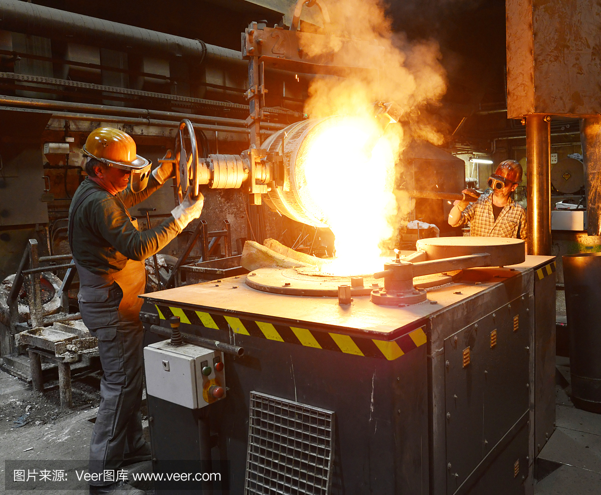 铸造金属工件的工人-工作中的安全与团队合作
